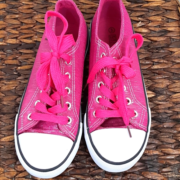 Lincoln Outfitters Other - Lincoln Outfitters Girls Sparkle Sneaker Sz 3 $13